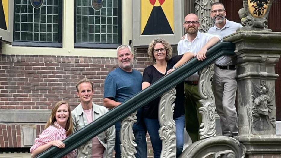 v.l.n.r. Ida, Rienk, Andre, Mery, Sieb en Francesco deelnemers eerste aflevering Bed & Breakfast