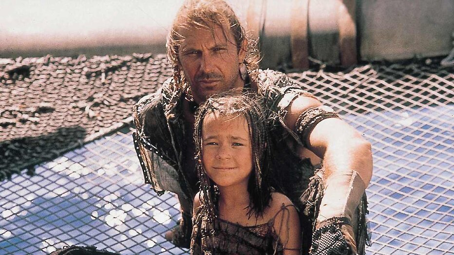 Kevin Costner en Tina Majorino in Waterworld