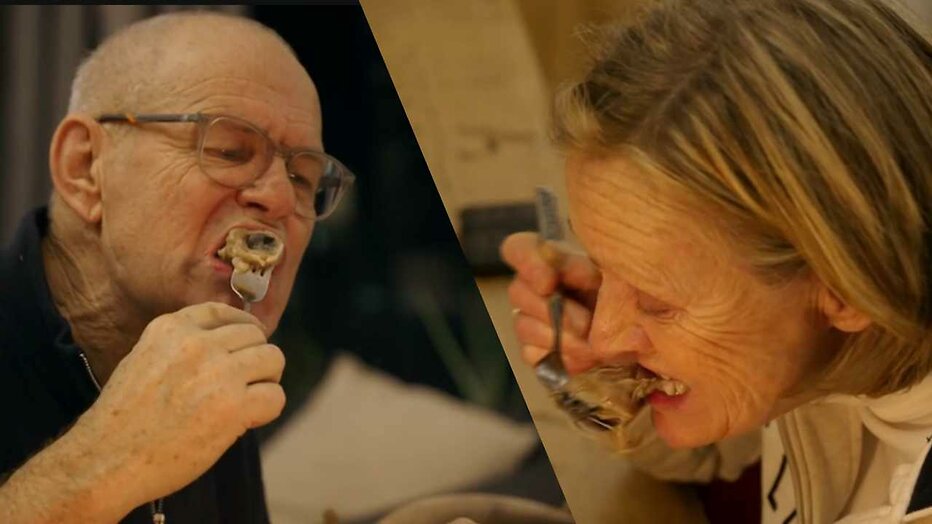 Hans en Therese uit Winter Vol Liefde eten een schapenoog