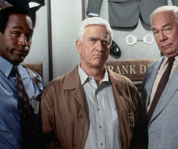 Lukt het Leslie Nielsen de koningin te redden in The Naked Gun: From the Files of Police Squad?