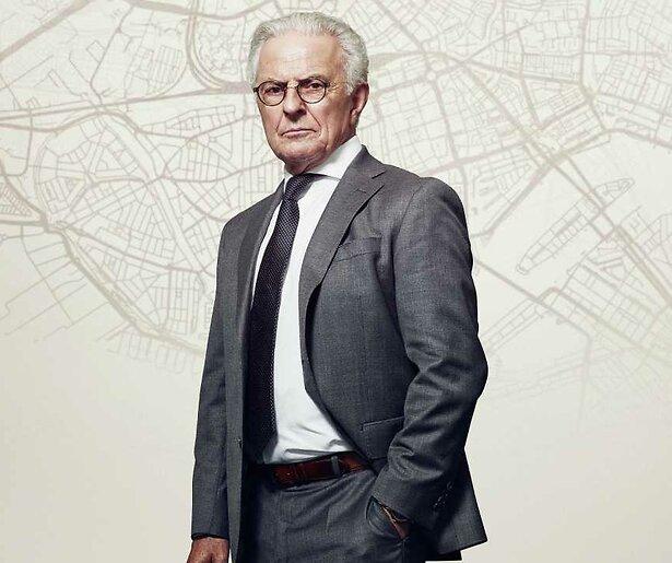 Huub Stapel gaat de strijd aan met een rijke familie in Flikken Rotterdam