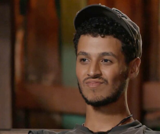  Hamza verraden door z’n ‘zus’ tijdens eilandraad en stormt boos weg