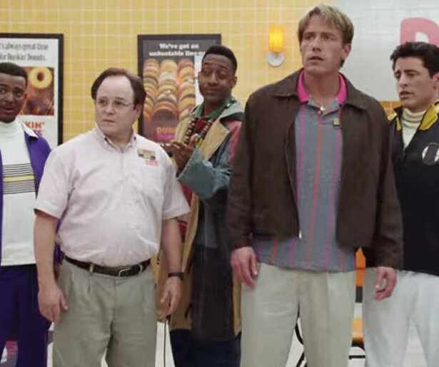  Kijken: Ben Affleck haalt sitcom-iconen van stal in Super Bowl-reclame (en het internet gaat compleet los)