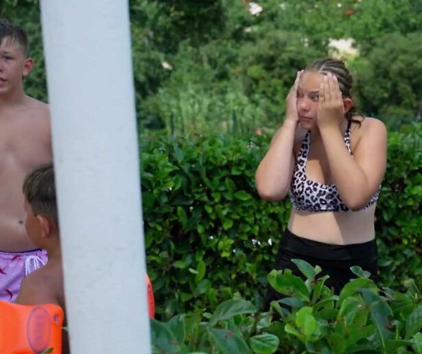 De TV van gisteren: Familie raakt kind kwijt tijdens het zwemmen in Grote Gezinnen, Grote Vakanties