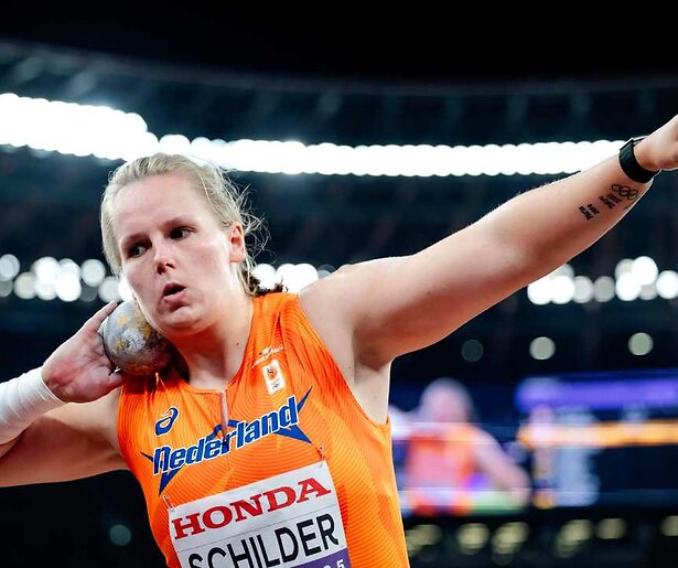 Kogelstootster Jessica Schilder komt in actie tijdens het WK atletiek indoor in Polen