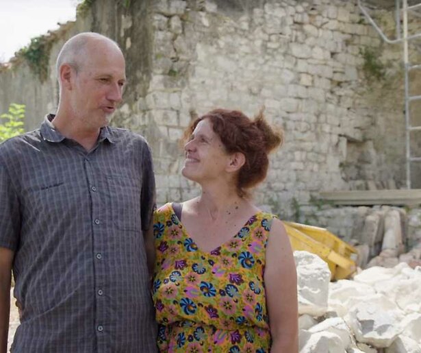 De stellen staan voor nieuwe uitdagingen in Kasteel Gekocht, Wat Nu? 