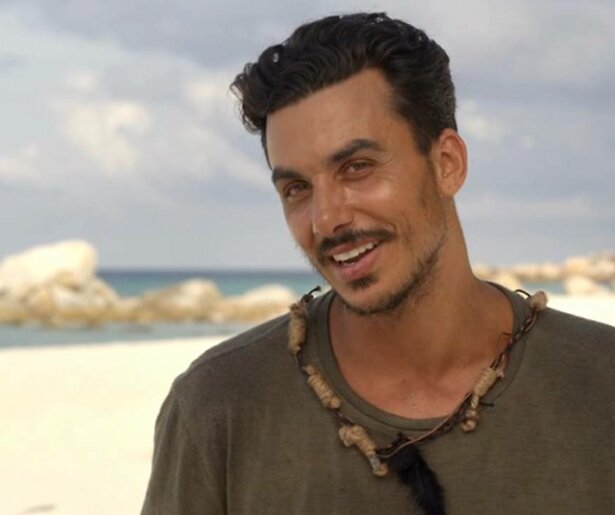 Timor Steffens loopt poedeltje naakt over het strand in Expeditie Robinson