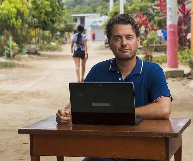 Video: De 3 opvallendste hints van Wie is de Mol? - aflevering 1