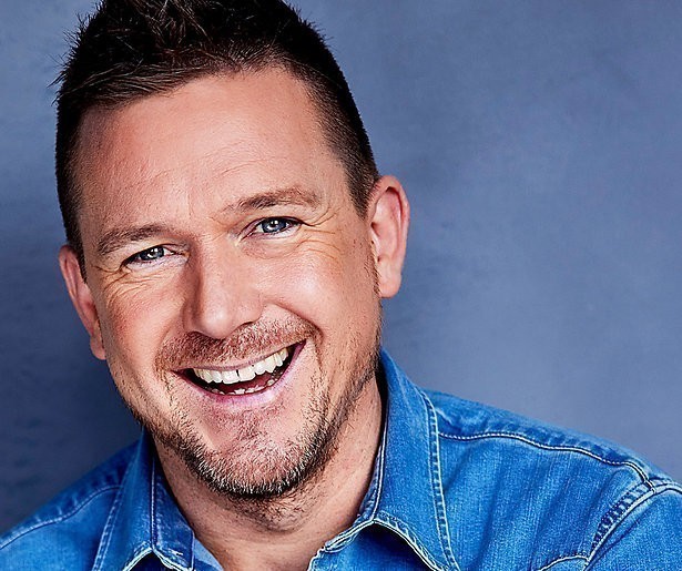Angela de Jong kraakt talkshow Johnny de Mol af