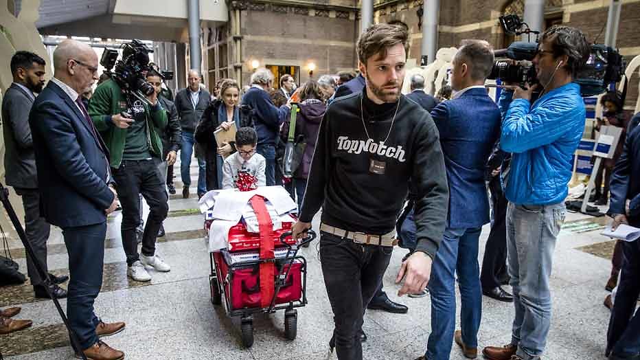 Tim Hofman overhandigt petitie voor kinderpardon Tim Hofman overhandigt petitie voor kinderpardon