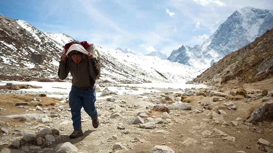 Een jonge sherpa op Mount Everest