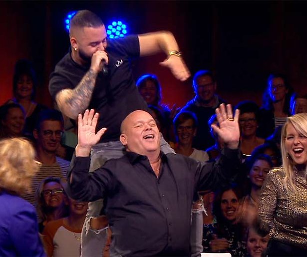 Angela, Chantal en Paul draaien met hun billen