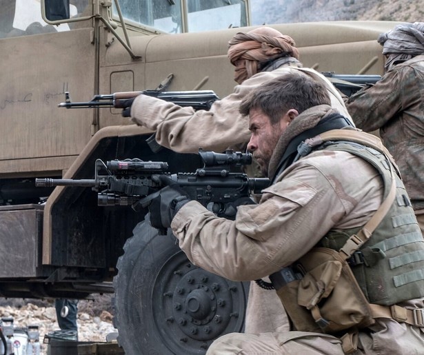 Chris Hemsworth neemt het op tegen de taliban in 12 Strong