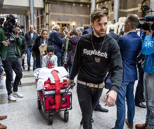 Tim Hofman overhandigt petitie voor kinderpardon