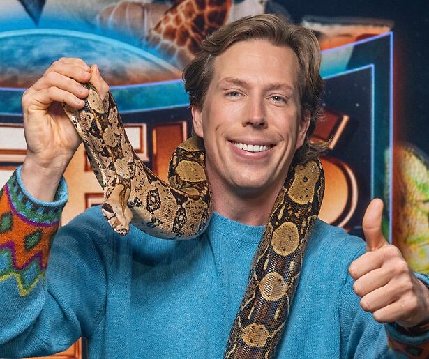 Freek Vonk deelt beelden van levende larven in zijn been (en laat ze gewoon zitten)