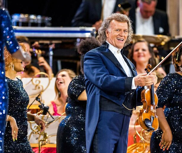 André Rieu brengt de mooiste kerstliedjes ten gehore op het Vrijthof in Maastricht