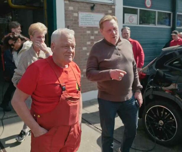 Emotioneel moment in De Augurkenkoning: Oos geeft werknemer Frans een nieuwe auto