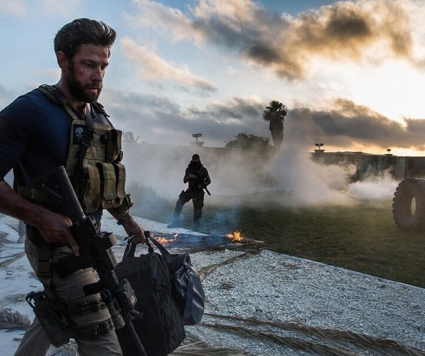 Zes beveiligers beschermen het Amerikaanse consulaat in 13 Hours: The Secret Soldiers of Benghazi