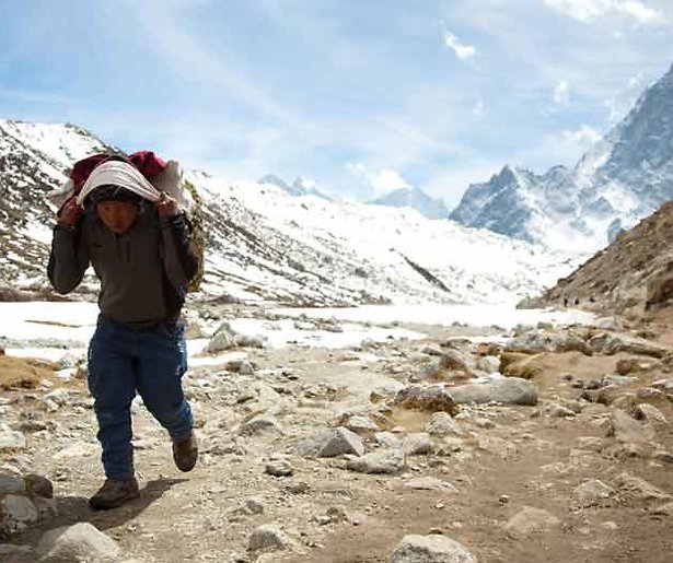 Een jonge sherpa op Mount Everest