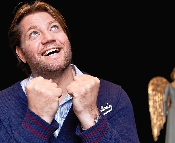 Dennis van der Geest op pad met bejaarden voor nieuw SBS-programma