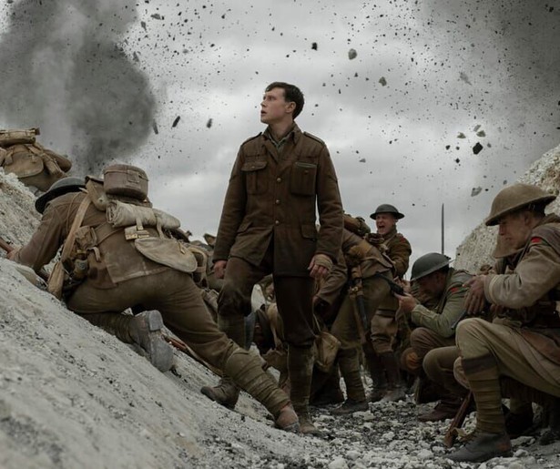 Twee jonge soldaten staan voor een onmogelijke missie in 1917