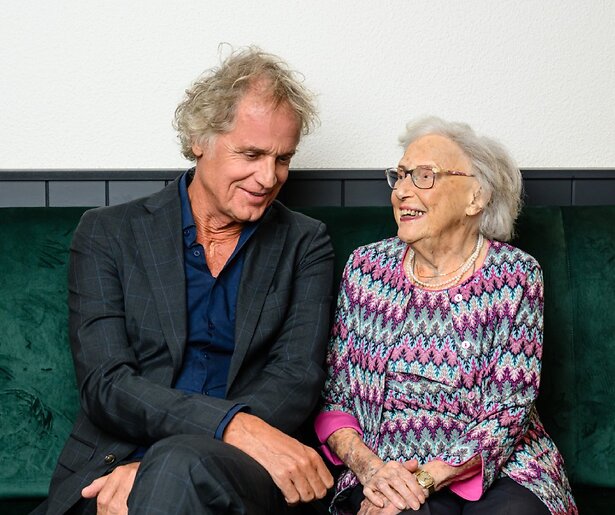 Talkshow Sophie & Jeroen maakt special met Holocaustoverlever Elly Vleeschhouwer-Blocq
