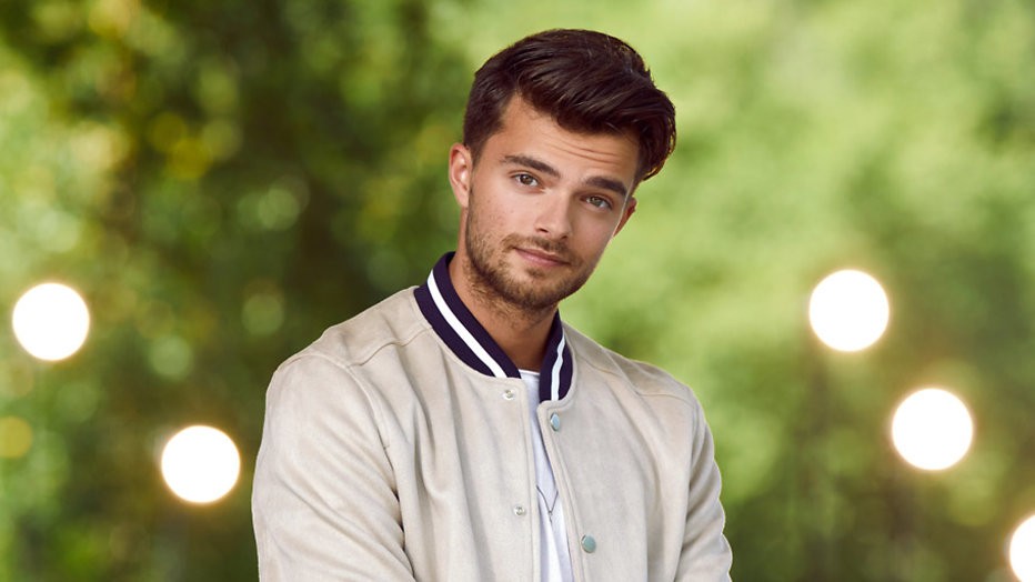 Buddy Vedder neemt presentatiestokje The Voice Kids over van Martijn Krabbé