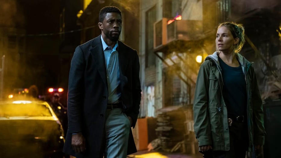 Chadwick Boseman en Sienna Miller in 21 Bridges