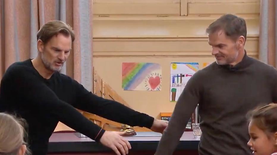 Videosnack: Ronald en Frank de Boer proberen de swish swish Videosnack: Ronald en Frank de Boer proberen de swish swish