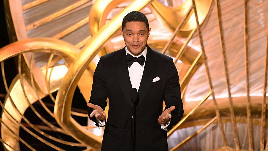 Trevor Noah houdt hele zaal Oscars voor de gek Trevor Noah houdt hele zaal Oscars voor de gek