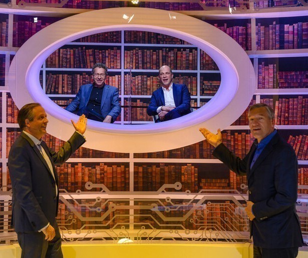 2 voor 12 decor voor politieke strijd