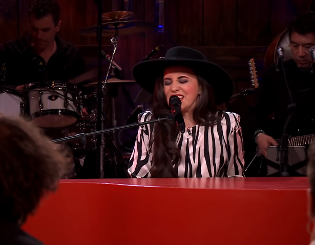 Amsterdamse Karsu brengt ode aan Bokkers-zanger in dialect