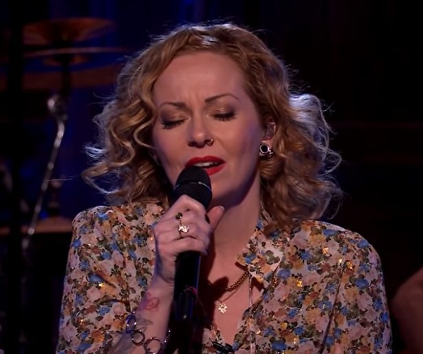 Anneke van Giersbergen zingt emotioneel nummer van Joe Buck