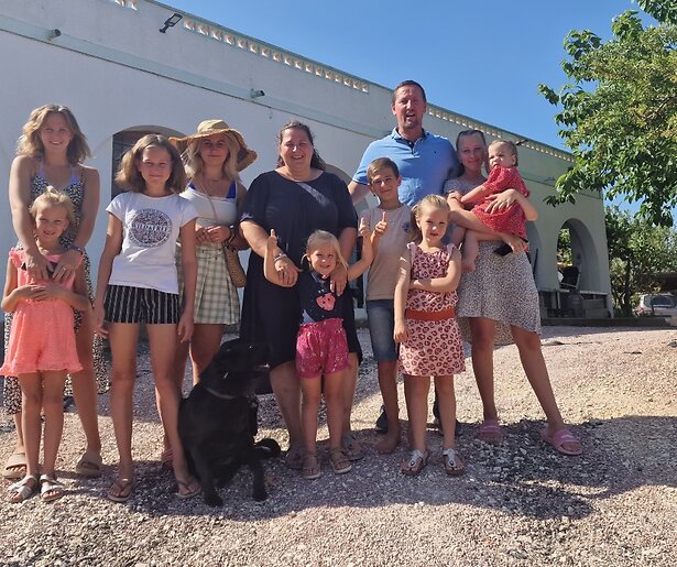 Familie Jelies laat dochter Jennie noodgedwongen achter in Nederland