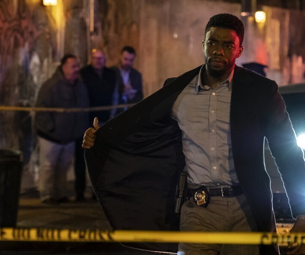 Chadwick Boseman raast door Manhattan in 21 Bridges