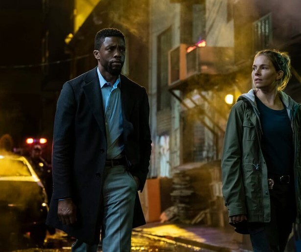 Chadwick Boseman raast door Manhattan in de spannende actiefilm 21 Bridges