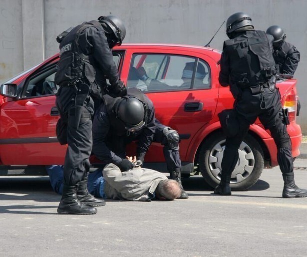 Een ritje in de politiewagen loopt aardig uit de hand in 211