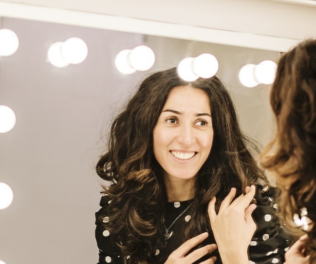 Zangeres, actrice en theatermaker Aysegul Karaca vertelt over haar leven met wiebelogen