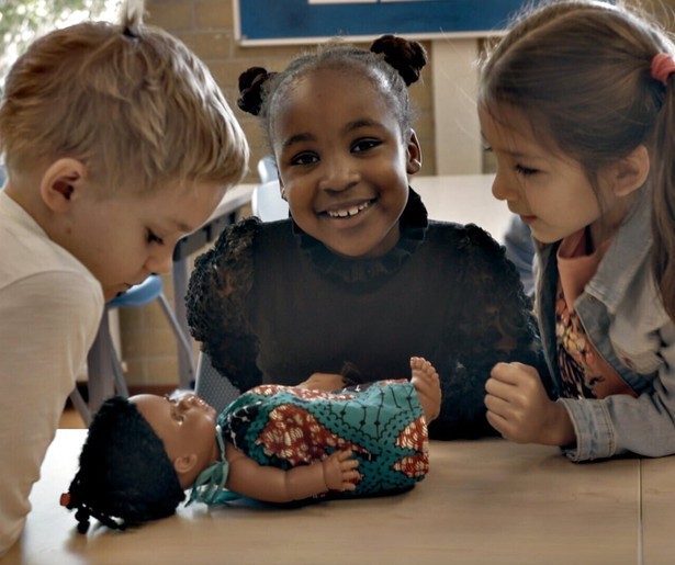 Ellen Brudet maakt kinderen dolgelukkig met poppen in deze documentaire