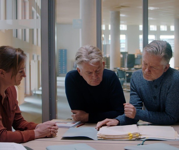 Tweelingbroers Peter en Erik vervolgen in 2Doc hun zoektocht naar de waarheid over hun adoptie