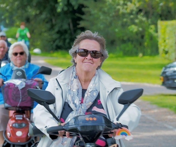 Frans Bromet interviewt mensen over hun scootmobiel