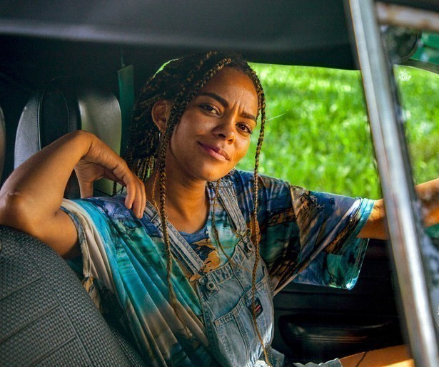 Dzifa Kusenuh duikt in de wereld van het bushcraften in 3 op Reis Specials