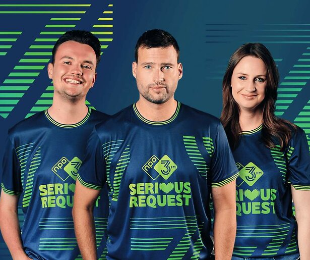 3FM Serious Request-dj's Barend van Deelen, Sophie Hijlkema en Mart Meijer stappen het Glazen Huis binnen