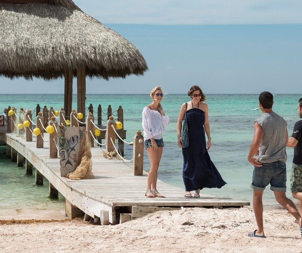 Mandy Moore en Claire Holt gaan letterlijk kopje onder in 47 Meters Down