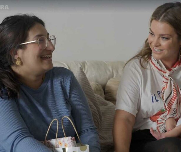 Miljuschka Witzenhausen maakt haar entree in Vier Handen op één Buik