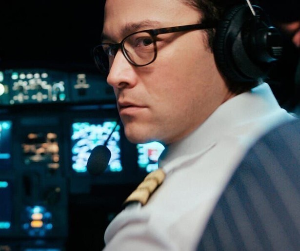 Piloot Joseph Gordon-Levitt moet zijn passagiers zien te reden in 7500