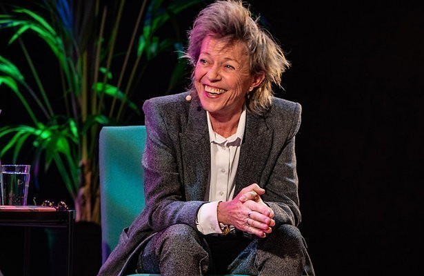 Connie Palmen sneert naar Hugo Borst om oude tv-ruzie