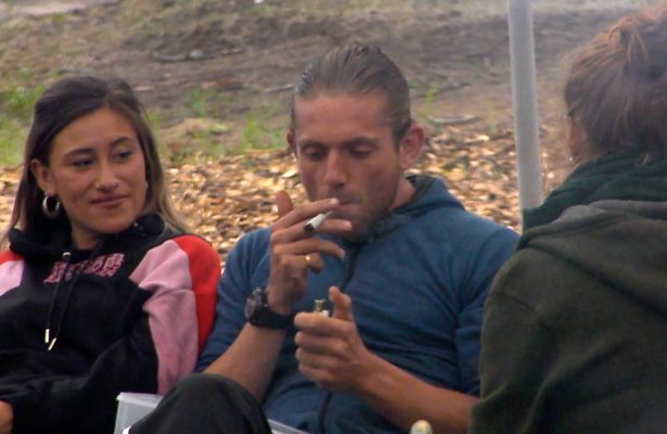 Adriaan krijgt een enorme joint in Utopia