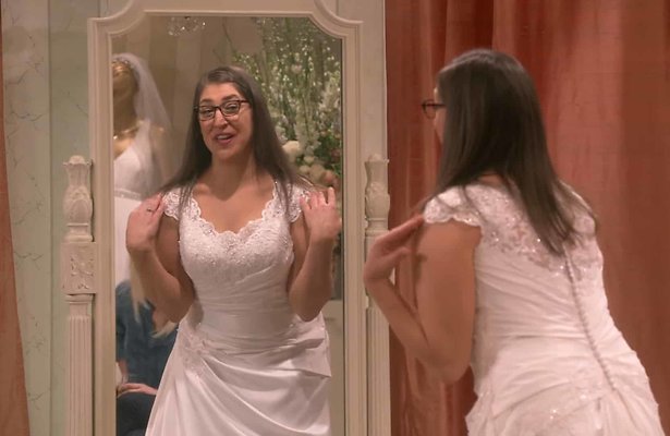 Videosnack: Een echte Big Bang-trouwjurk voor Amy