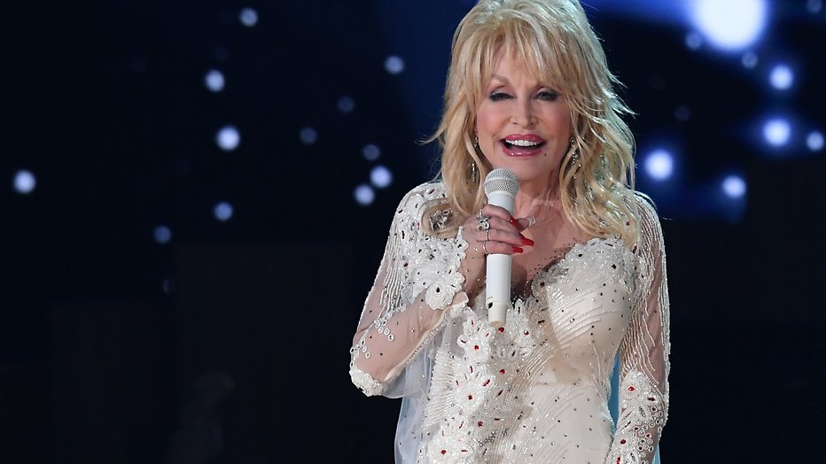 Dolly Parton doneert 1 miljoen dollar voor corona-onderzoek Dolly Parton doneert 1 miljoen dollar voor corona-onderzoek
